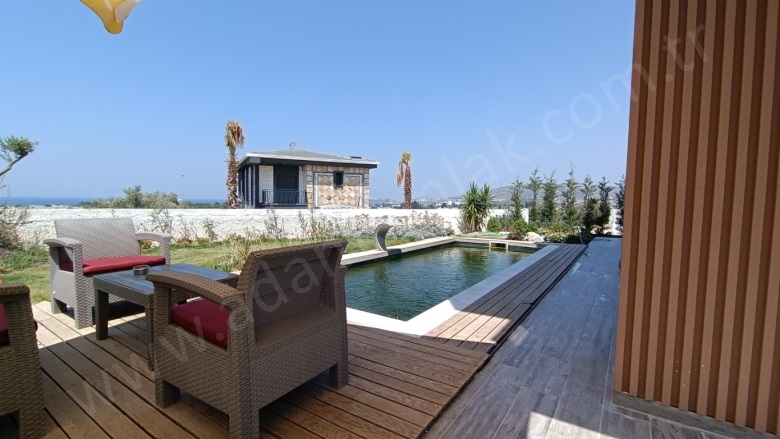 Karaova Mah. Kuşadası Satılık Villa |  4+1 Oda | 160M2 15.750.000Tl | Villa Ve Müstakil | Yerden Isıtma | 4 Banyo | 4 Yatak Odası Resim-2