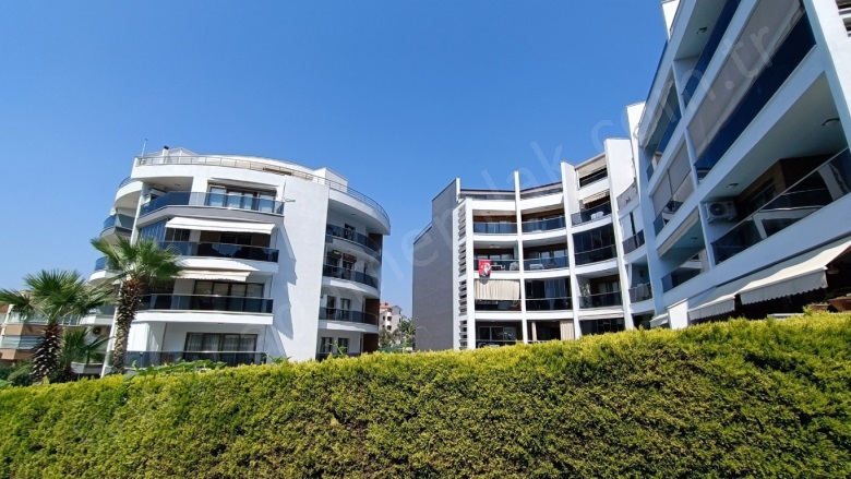 Ege Mah. Kuşadası Satılık Daire |  4+1 Oda | 240M2 9.700.000Tl  Krediye Uygun  | 4. Kat | Merkezi Isınma | 4 Banyo | 4 Yatak Odası Resim-2