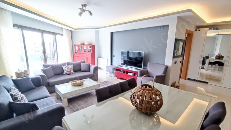 Ege Mah. Kuşadası Satılık Daire |  4+1 Oda | 240M2 9.700.000Tl  Krediye Uygun  | 4. Kat | Merkezi Isınma | 4 Banyo | 4 Yatak Odası Resim-3