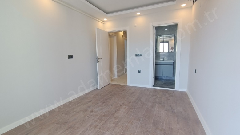 İkiçeşmelik Mah. Kuşadası Satılık Daire |  3+1 Oda | 130M2 8.500.000Tl | 1. Kat | Yerden Isıtma | 2 Banyo | 3 Yatak Odası Resim-5