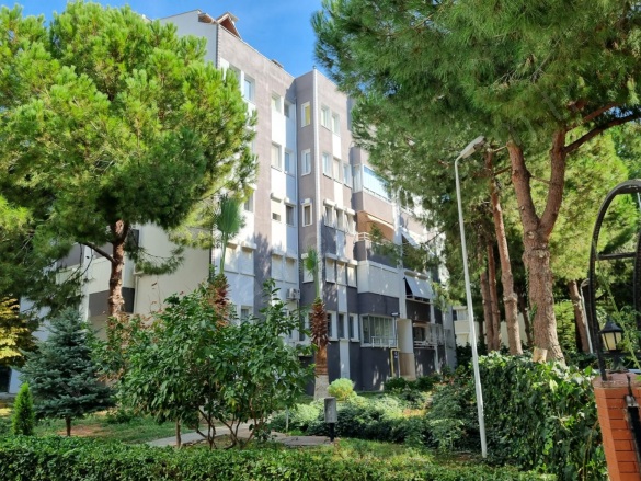 İkiçeşmelik Mah. Kuşadası Kiralık Daire |  3+1 Oda | 125M2 Aylık 30.000Tl Eşyalı  | 3. Kat | Isı Pompası | 2 Banyo | 3 Yatak Odası Resim-1