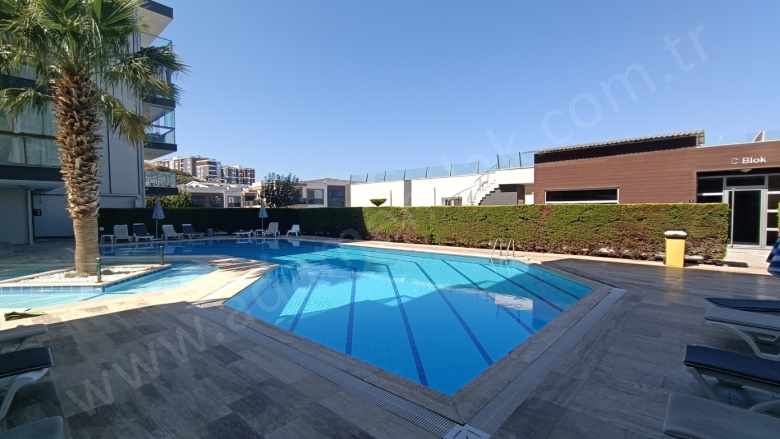 Kuşadası Değirmendere’De Havuzlu Site içinde Kapanmaz Deniz Manzaralı 3+1 Satılık Daire Değirmendere Mah