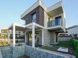 Kuşadası Davutlarda Satılık Müstakil Villa 4+1 Davutlar Mah 176 M2 Yerden Isıtma 4 Banyo