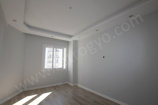 Menderes Mah. Mezitli Satılık Daire |  3+1 Oda | 180M2 4.500.000Tl  Krediye Uygun  | 8. Kat | Doğalgaz(Kombi) | 1 Banyo | 3 Yatak Odası Resim-3