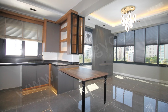 Merkez Mah. Mezitli Satılık Daire |  3+1 Oda | 160M2 6.500.000Tl  Krediye Uygun  | 1. Kat | Doğalgaz(Kombi) | 2 Banyo | 3 Yatak Odası Resim-1