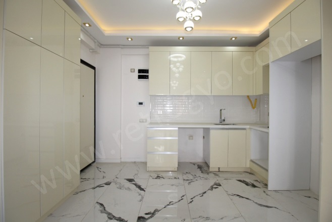 Kuyuluk Mah. Mezitli Satılık Daire |  3+1 Oda | 150M2 4.500.000Tl  Krediye Uygun  | 2. Kat | Doğalgaz(Kombi) | 2 Banyo | 3 Yatak Odası Resim-4