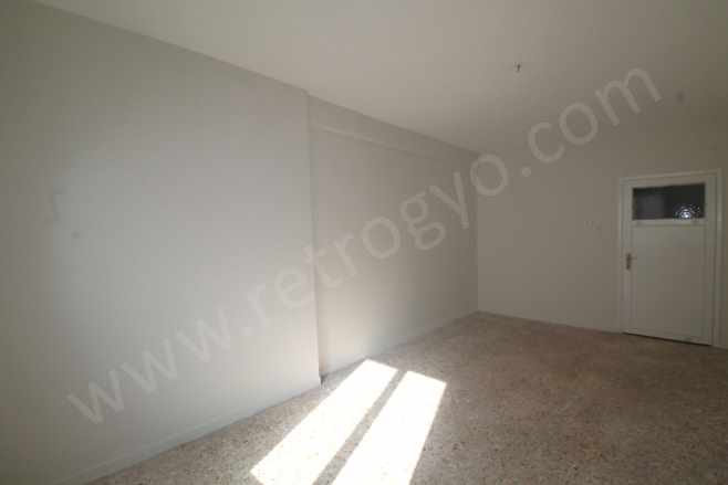 Retrodan Gazi Mahde Sahile Yürüme Mesafesinde Olacağınız Geniş Kiralık Daire 4+1 Yenişehir