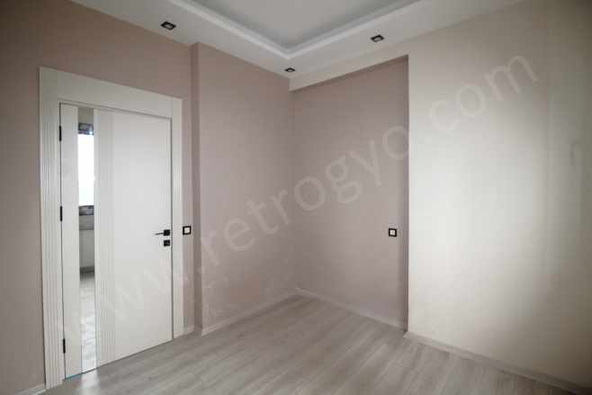 Retrodan Yaşar Doğu Caddesi Üzrinde Teraslı Site içi Lüks 2+1 Satılık Daire Mezitli Akdeniz Mah