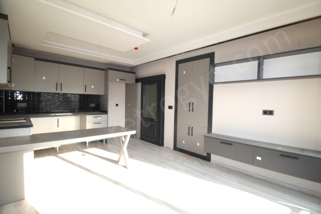 Merkez Mah. Mezitli Satılık Daire |  4+1 Oda | 210M2 6.150.000Tl  Krediye Uygun  | 1. Kat | Doğalgaz(Kombi) | 2 Banyo | 4 Yatak Odası Resim-5