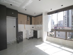 Mezitli Merkez Mah. Satılık Daire 2+1 110 M2 | 3. Kat | Doğalgaz(Kombi) | 2 Banyo | 2 Yatak Odası