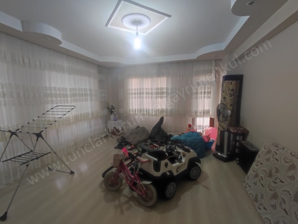 Bağcılar Bağlar Satılık Daire |  3+1 Oda | 160M2 3.490.000Tl  Krediye Uygun  | 1. Kat | Doğalgaz(Kombi) | 1 Banyo | 1 Yatak Odası Resim-3