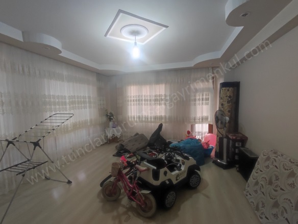 Bağcılar Bağlar Satılık Daire |  3+1 Oda | 160M2 3.490.000Tl  Krediye Uygun  | 1. Kat | Doğalgaz(Kombi) | 1 Banyo | 1 Yatak Odası Resim-4