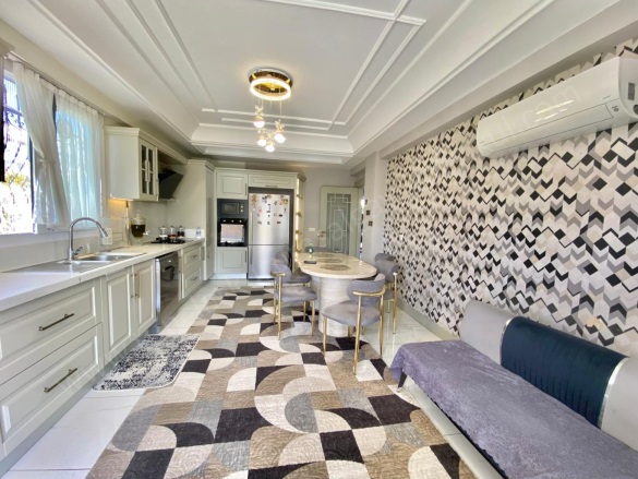 Abdaldede Mah. Sur Satılık Villa |  410M2 21.000.000Tl | Yerden Isıtma | 2 Banyo Resim-3