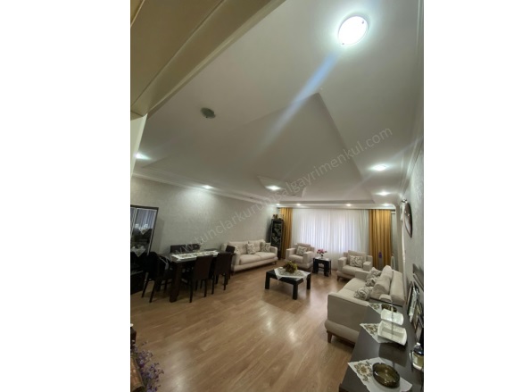 Dünya Kavşağı Civarı Kayapınar Satılık Daire |  4+1 Oda | 230M2 4.100.000Tl  Krediye Uygun  | 2. Kat | Doğalgaz(Kombi) | 2 Banyo | 1 Yatak Odası Resim-3