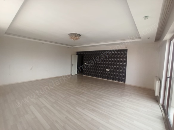 Bağcılar Bağlar Kiralık Daire |  4+1 Oda | 220M2 Aylık 35.000Tl | 7. Kat | Merkezi Isınma | 2 Banyo Resim-5