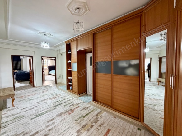 Selahattin Eyyubi Bağlar Satılık Daire |  3+1 Oda | 155M2 3.230.000Tl  Krediye Uygun  | 5. Kat | Doğalgaz(Kombi) | 2 Banyo Resim-1