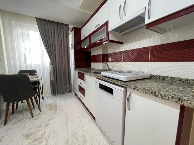 KÜLAHOĞLU GAYRİMENKULDEN ÜNİVERSİTE YAKINI EŞYALI BALKON ARA KAT DAİRE 