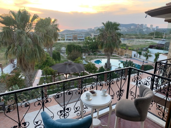 Karaova Mah. Kuşadası Kiralık Müstakil Ev |  8+ Oda | 4500M2 Aylık 250.000Tl Eşyalı  | Merkezi Isınma | 11 Banyo | 11 Yatak Odası Resim-1