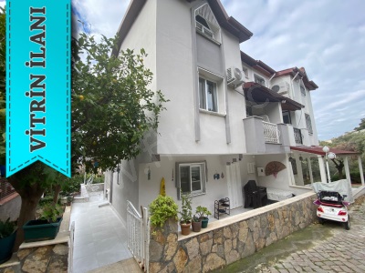 Kuşadası Marina Mevkiinde Deniz Manzaralı 4 Katlı 6+2 Satılık Villa Türkmen Mah