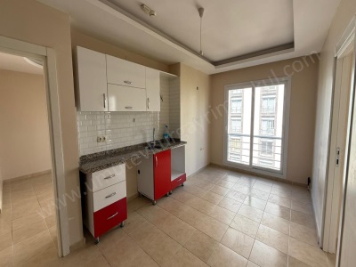 Üniversite Caddesinde Site İçinde Eşyasız Kiralık Daire 2+1 Yenişehir Çiftlikköy Mah