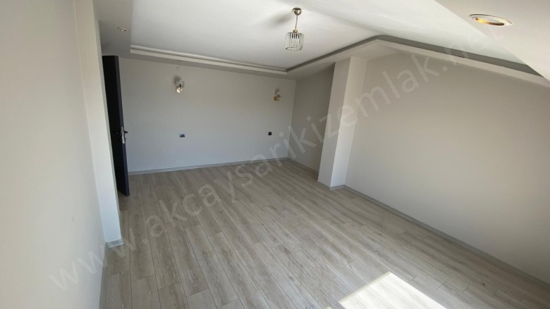 Güre Mah. Edremit Satılık Villa |  5+1 Oda | 170M2 25.000.000Tl | Tripleks | Yerden Isıtma | 3 Banyo | 5 Yatak Odası Resim-1
