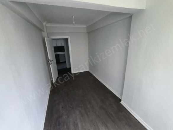 Akçayda Satılık Daire 2+1 – Giriş Kat Ayrı Mutfaklı Yenilenmiş Kapalı Balkonlu Edremit Akçay Mah