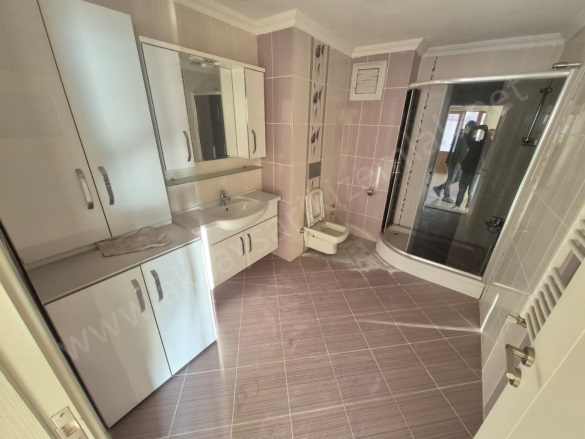 Akçay Mah. Edremit Satılık Daire |  3+1 Oda | 160M2 7.950.000Tl  Krediye Uygun  | 2. Kat | Doğalgaz(Kombi) | 2 Banyo | 3 Yatak Odası Resim-3