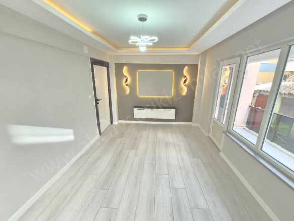 Akçay Merkezde Müstakil Tadında Full Yapılı 2+1 Satılık Daire Edremit Mah