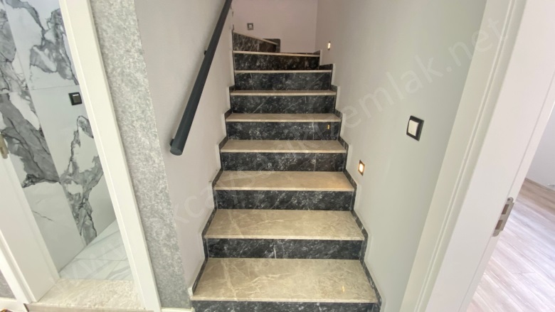 Altınkum Mah. Edremit Satılık Daire |  3+1 Oda | 150M2 5.250.000Tl  Krediye Uygun  | 3. Kat | Doğalgaz(Kombi) | 2 Banyo | 3 Yatak Odası Resim-3