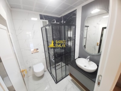 Sarıkızdan Akçayda Ayrı Mutfak Şık Tasarımlı Satılık Daire 2+1 Edremit Akçay Mah