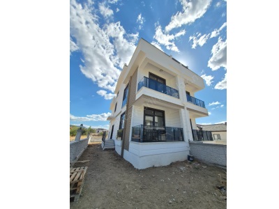 Zeytinlide Otoparklı Teraslı Bahçeli 3+1 Manzaralı Satılık Villa Edremit Zeytinli Mah