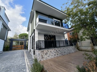 Gürede Yerden Isıtmalı Şömineli Müstakil Bahçeli 3+1 – Teraslı Ve Verandalı Satılık Villa Edremit Güre Mah