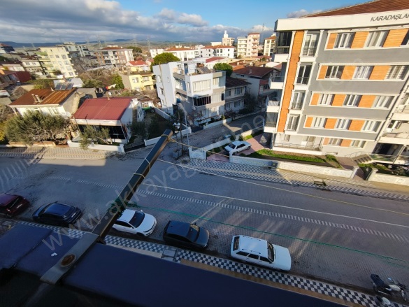 Camikebir Mah. Ezine Satılık Daire |  2+1 Oda | 70M2 3.450.000Tl  Krediye Uygun  | 5. Kat | Doğalgaz(Kombi) | 1 Banyo | 1 Yatak Odası Resim-2