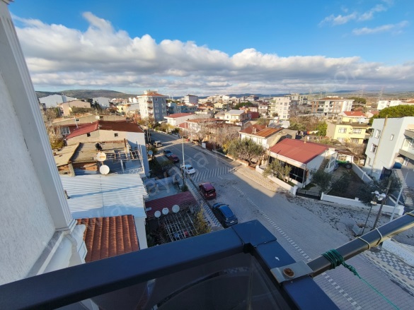 Camikebir Mah. Ezine Satılık Daire |  2+1 Oda | 70M2 3.450.000Tl  Krediye Uygun  | 5. Kat | Doğalgaz(Kombi) | 1 Banyo | 1 Yatak Odası Resim-3