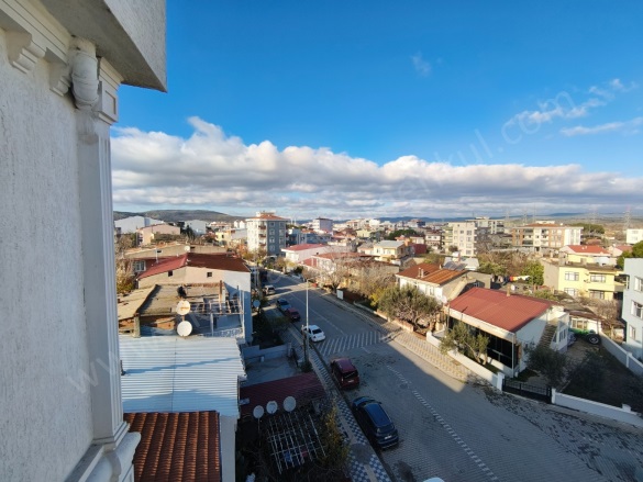 Camikebir Mah. Ezine Satılık Daire |  2+1 Oda | 70M2 3.650.000Tl  Krediye Uygun  | 5. Kat | Doğalgaz(Kombi) | 1 Banyo | 1 Yatak Odası Resim-4