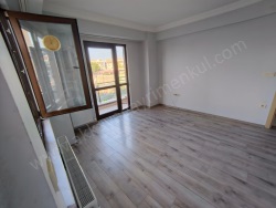 Ezine Camikebir Mah. Kiralık Daire 1+1 55 M2 | 2. Kat | Doğalgaz(Kombi) | 1 Banyo | 1 Yatak Odası