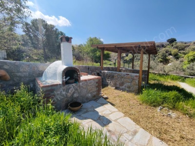 Ezine Yavaşlar Köyünde Satılık Müstakil Ev 412 M2 Bahçeli 2+1
