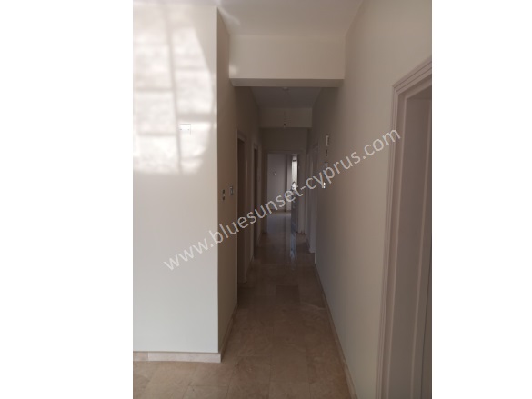 Merkez Gazimağusa Kiralık Daire |  3+1 Oda | 160M2 Yıllık 650£ Eşyalı  | 2 Banyo | 3 Yatak Odası Resim-3