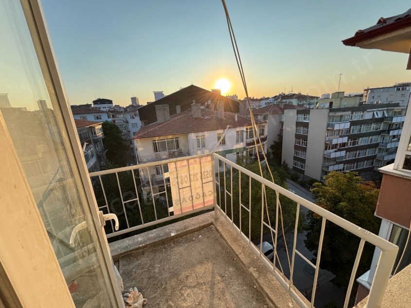 ÇAĞDAŞ TAN KOLEJ METROSUNA 5. BİNA DA KATTA 2+1 KİRALIK DAİRE