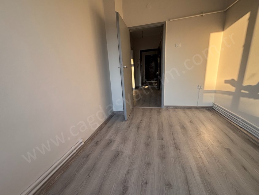 ÇAĞDAŞ TAN KOLEJ METROSUNA 5. BİNA DA KATTA 2+1 KİRALIK DAİRE