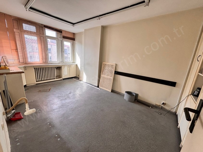 ÇAĞDAŞ TAN KİRALIK MİTHATPAŞA CAD. ÜZERİNDE ÖN CEPHE 2+1 OFİS