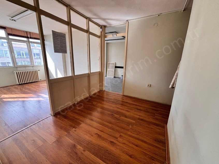 ÇAĞDAŞ TAN KİRALIK MİTHATPAŞA CAD. ÜZERİNDE ÖN CEPHE 2+1 OFİS