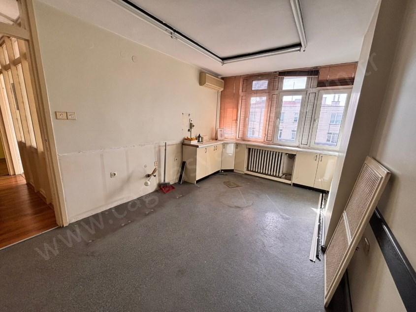 ÇAĞDAŞ TAN KİRALIK MİTHATPAŞA CAD. ÜZERİNDE ÖN CEPHE 2+1 OFİS