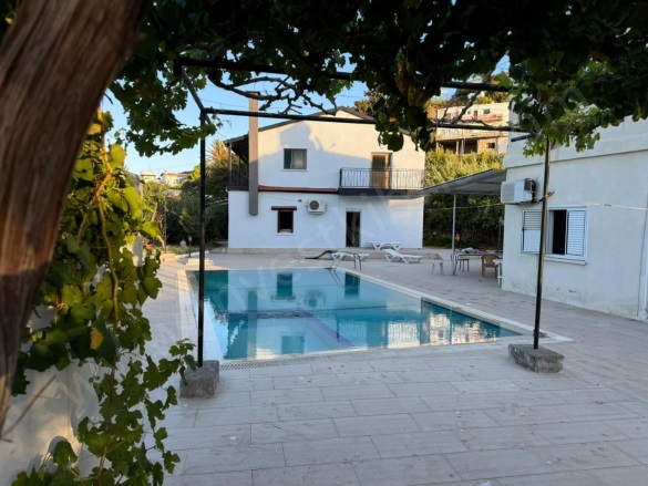 Lapta Lapta---Lapithos Satılık Villa |  6+3 Oda | 850M2 462.500£ Eşyalı  | Dubleks | 3 Banyo | 3 Yatak Odası Resim-4