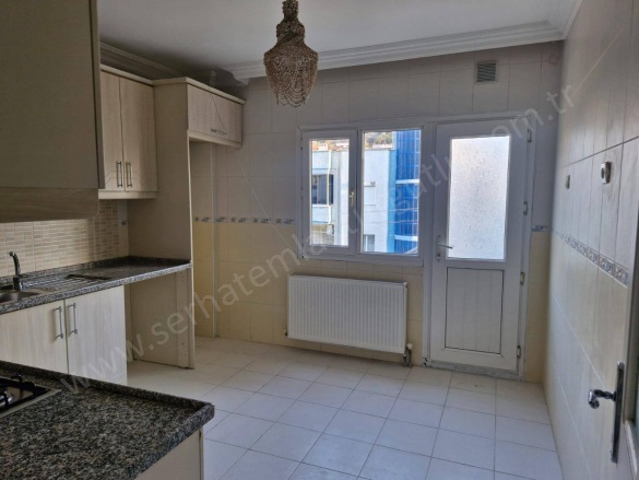 Ergenekon Mah. Turgutlu Satılık Daire |  3+1 Oda | 150M2 3.600.000Tl | 3. Kat | Doğalgaz(Kombi) | 1 Banyo | 1 Yatak Odası Resim-3