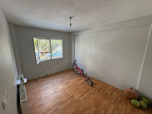 Şehitler Mah. Turgutlu Kiralık Daire |  2+1 Oda | 100M2 Aylık 13.000Tl | Zemin Kat | Doğalgaz(Kombi) | 1 Banyo | 1 Yatak Odası Resim-3