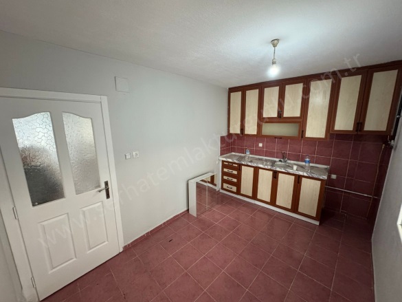 Şehitler Mah. Turgutlu Kiralık Daire |  2+1 Oda | 100M2 Aylık 13.000Tl | Zemin Kat | Doğalgaz(Kombi) | 1 Banyo | 1 Yatak Odası Resim-4