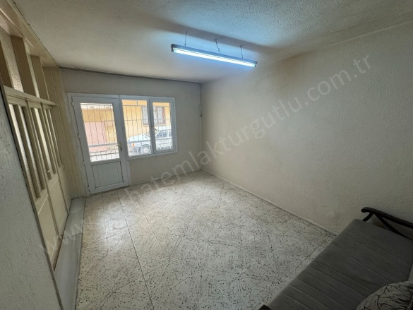 Şehitler Mah. Turgutlu Kiralık Daire |  2+1 Oda | 110M2 Aylık 12.000Tl | Zemin Kat | Soba | 1 Banyo | 1 Yatak Odası Resim-3