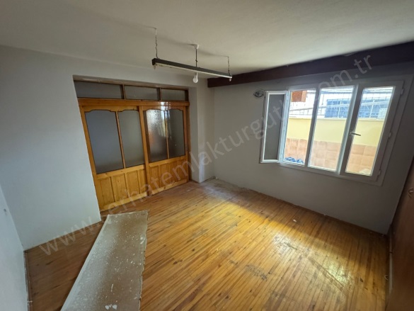 İstiklal Mah. Turgutlu Satılık Daire |  3+1 Oda | 130M2 15.000Tl  Krediye Uygun  | 1. Kat | Soba | 1 Banyo | 1 Yatak Odası Resim-3