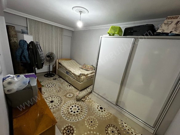 Şehitler Mah. Turgutlu Satılık Daire |  2+1 Oda | 130M2 3.200.000Tl | Yüksek Giriş | Doğalgaz(Kombi) | 2 Banyo | 1 Yatak Odası Resim-4